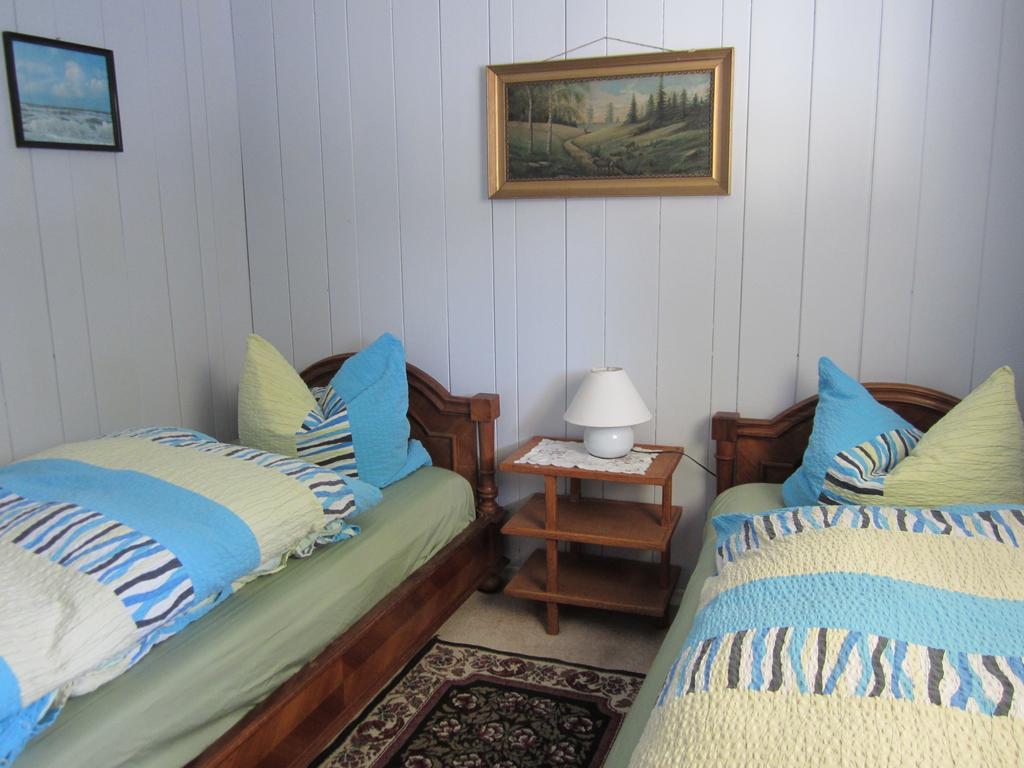 The Cozy Cubbyhole B&B 100 Mile House Room photo